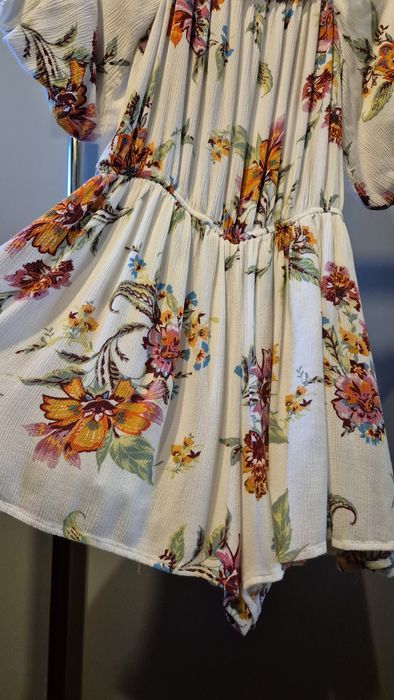 Krótki kombinezon w kwiaty BERSHKA M 100% wiskoza