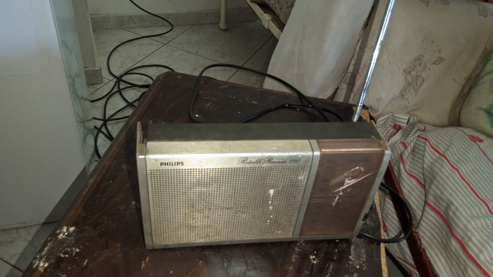 Vende-se radio antigo da marca FHILIPS  portable Receiver 290