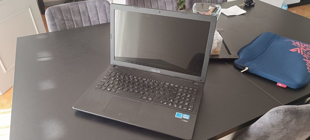 Portátil ASUS com mala de transporte