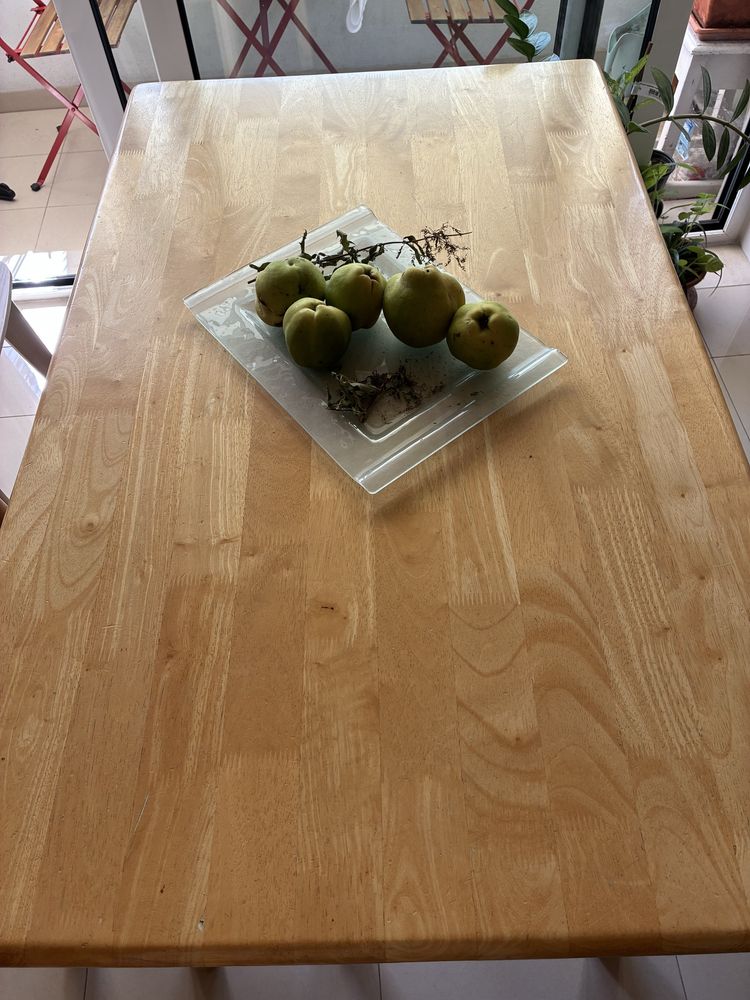 Mesa de cozinha e cadeiras de madeira com assentos estofados