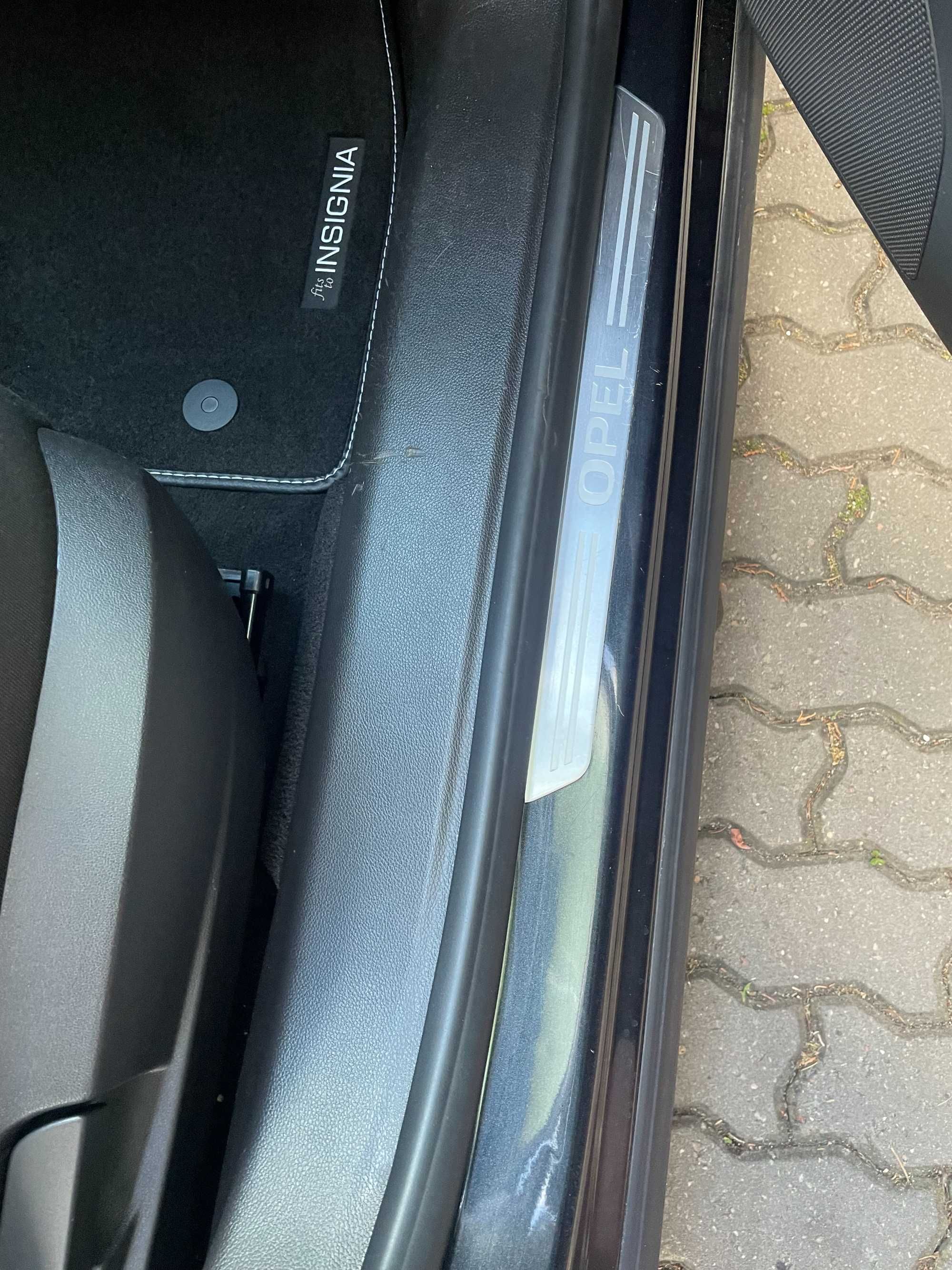 Opel Insignia 2,0 CDTI Sports Tourer 2013 r EcoFlex kolor czarna perła