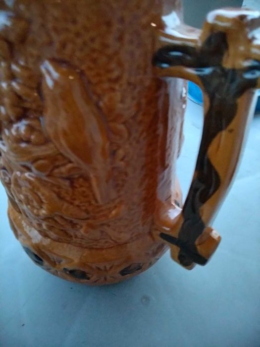 Caneca de barro antiga em bom estado