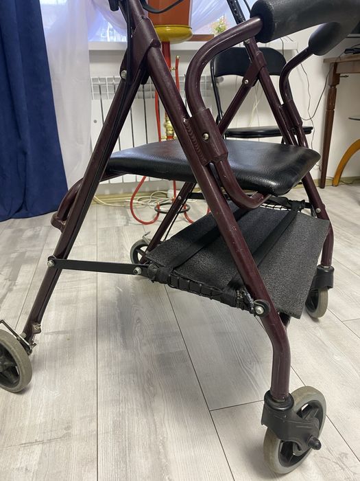 Ходунки для людей з інвалідністю