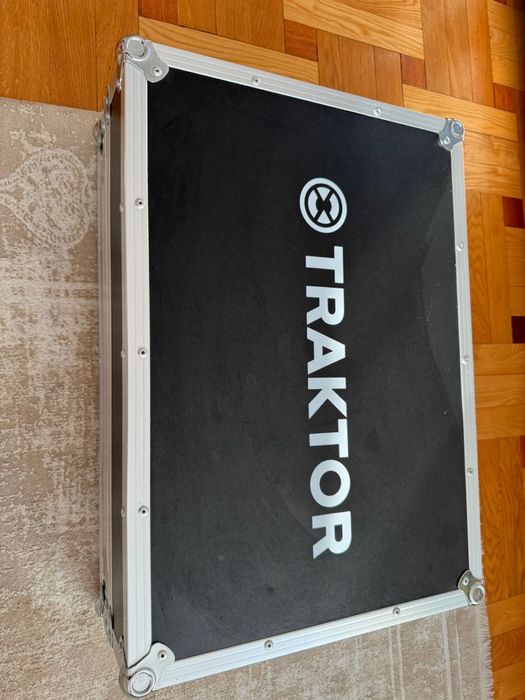 traktor s4 mk3 2024 року з ліцензією на traktor PRO, стан нового