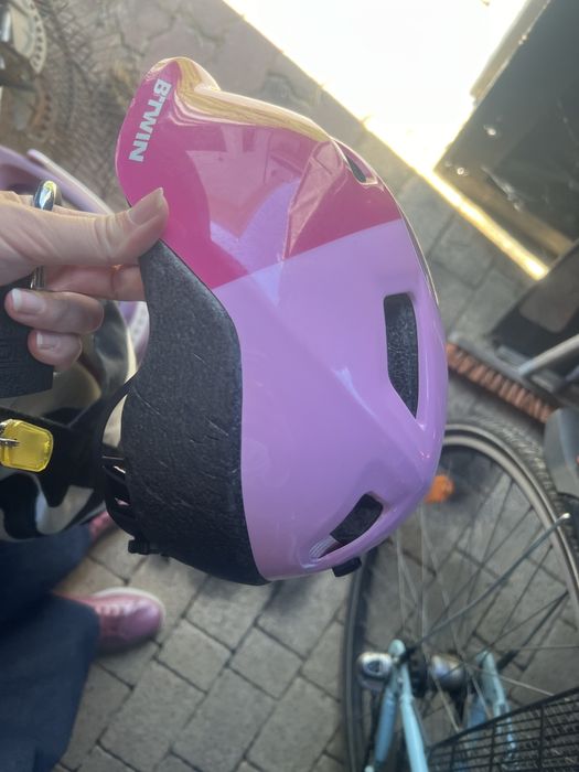 Różowy dziewczęcy kask na rower