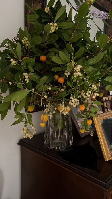 Faço arranjos com flores do campo com plantas de época.