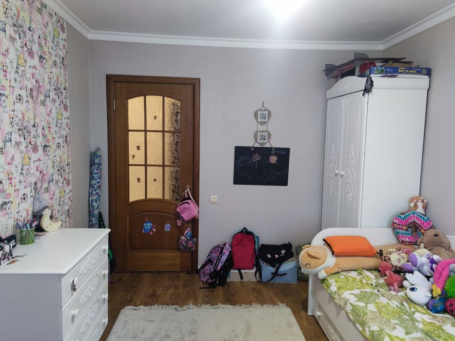 Продаж затишної  трикімнатної квартири в центрі міста.