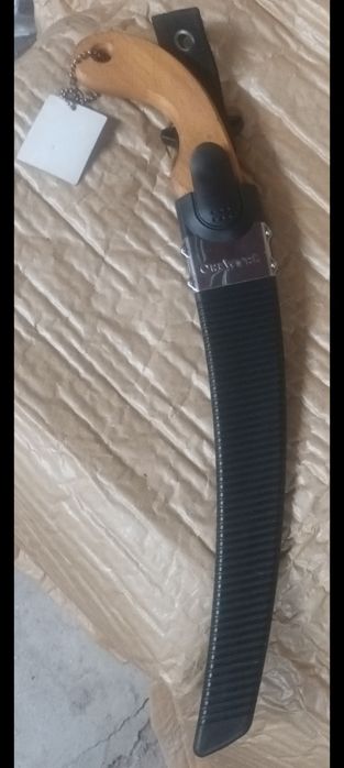 Tesouras e serrotes para podar.