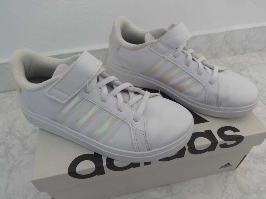 Ténis Marca Adidas Tamanho 33