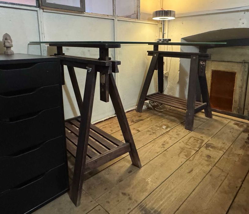 Mesa de vidro com base em madeira