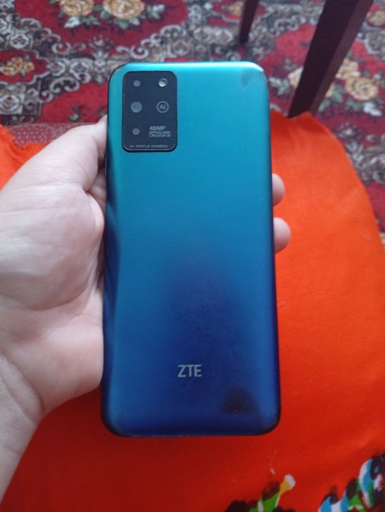 Продам телефон ZTE Blade v30 Vita в непоганому стані всі деталь в опис