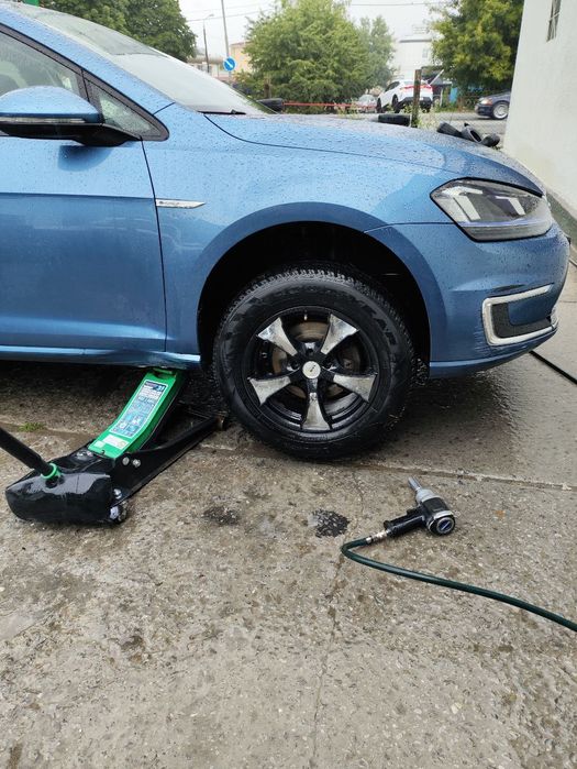 Зима шини 215/65 R16 Goodyear UltraGrip made Germany 6.5мм , Tiguan