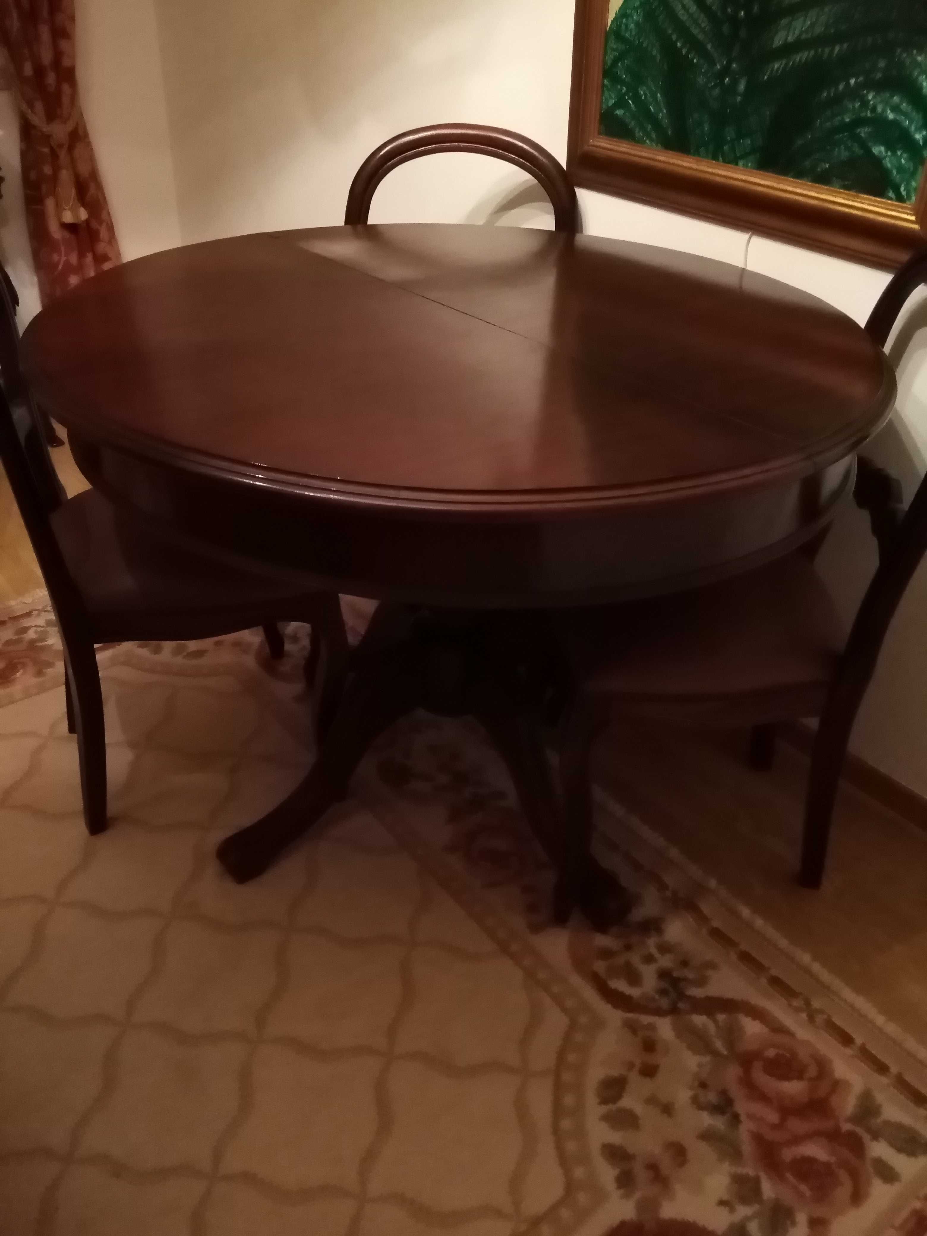 Conjunto de mesa de jantar em mogno e 6 cadeiras em pele