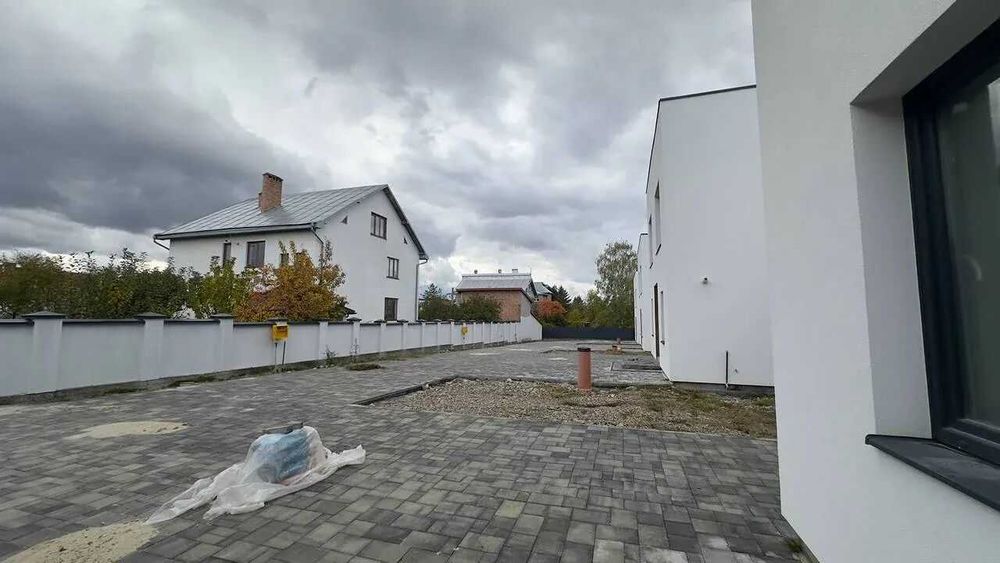 Зданий будинок поруч з містом