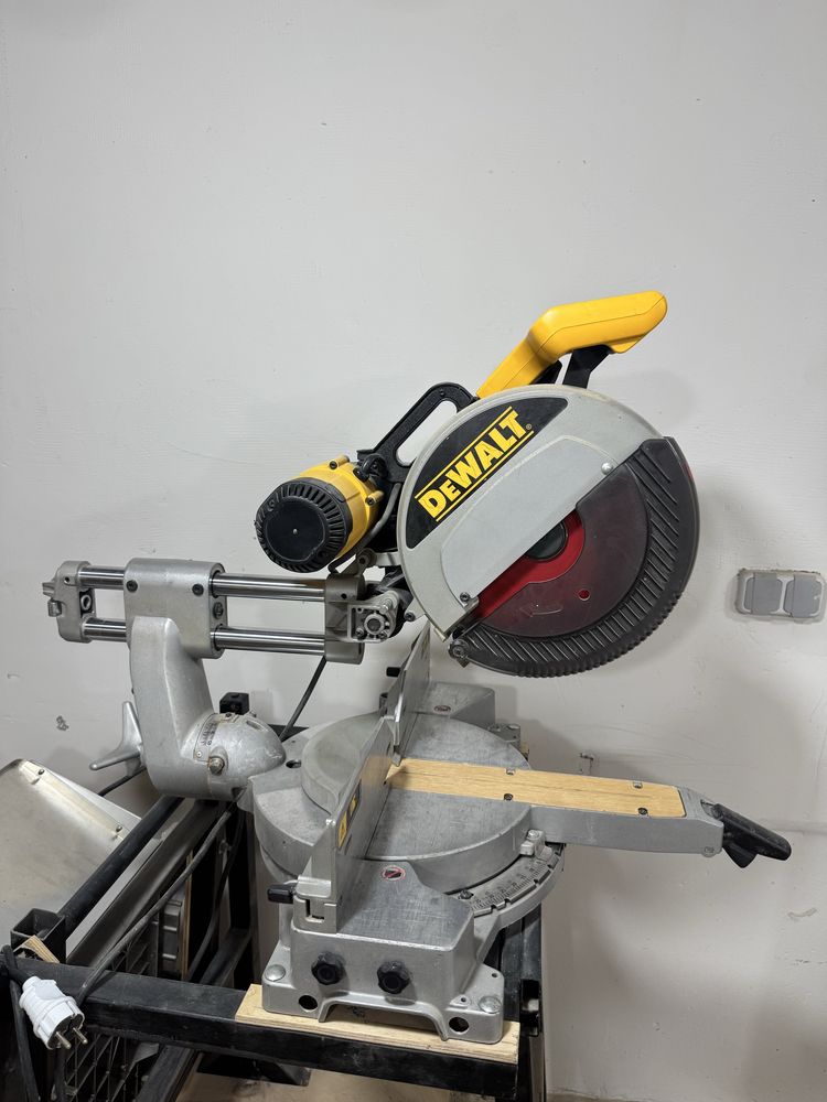 Dewalt інструмент