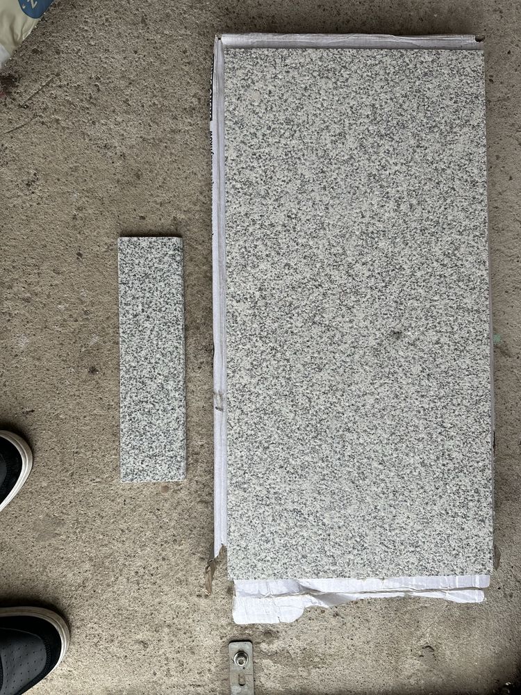 Płytki granitowe płomieniowany jasnoszary, cokoły gratis