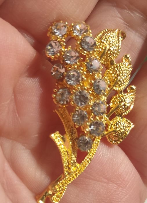 Broszka damska w złotym kolorze