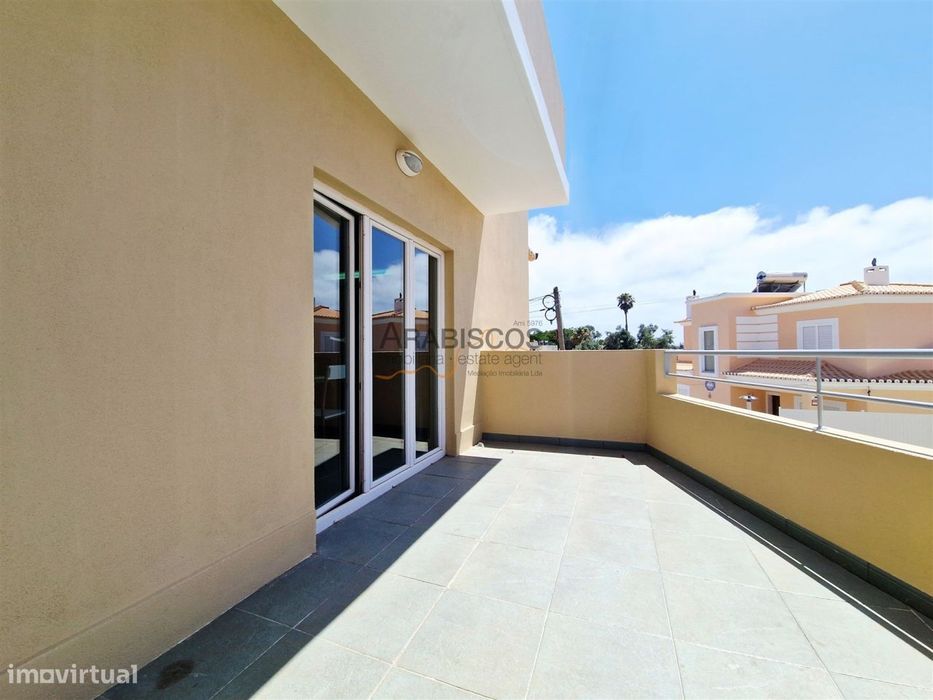Moradia T6 - Potencial Até 6 Apartamentos - Garagem - Terraços - Bempo