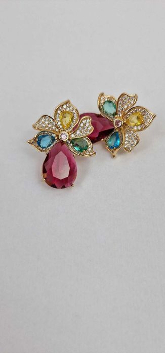 Brinco Majestade Perolada: A União Perfeita de Arte e Elegância