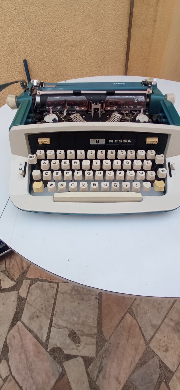 Máquina de escrever antiga em bom estado