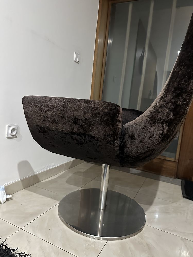 Cadeirão preto acastanhado de tecido