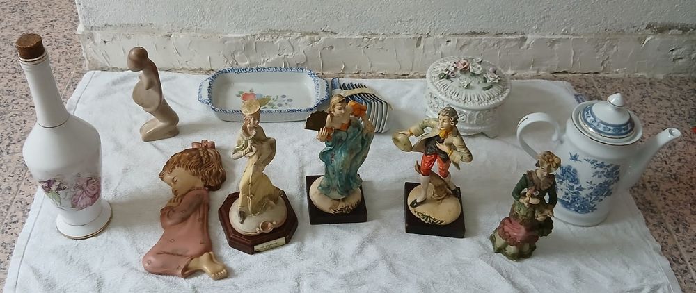 Conjunto de peças de decoração e utensílios de mesa variados,