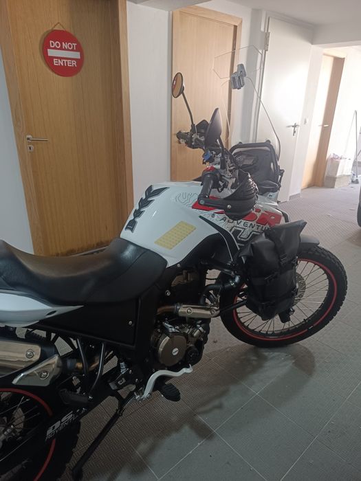 UM DSR TT Adventure 125cc como nova