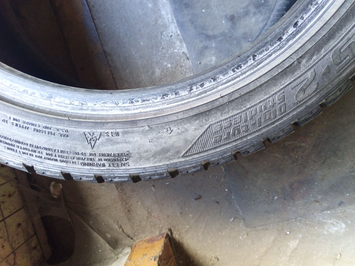 Пара зимових шин Dunlop 225x45 R18 в гарному стані