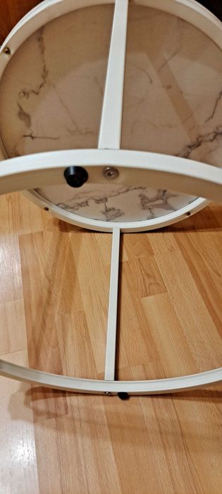 Stolik kawowy okrągły Loft w kolorze białego marmuru