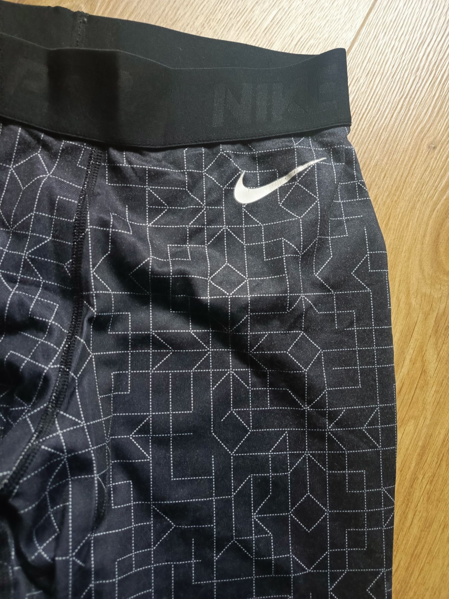 Leginsy Nike we wzory
