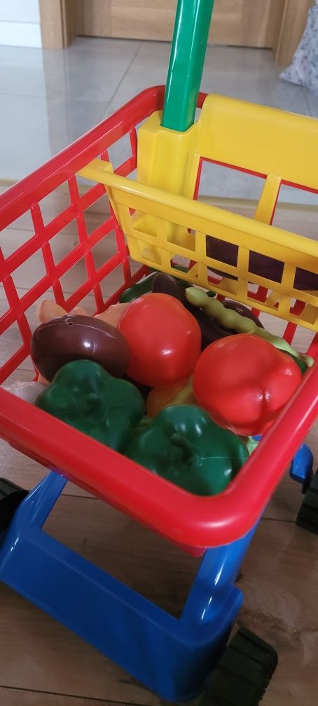 Zabawa w sklep warzywny wózek