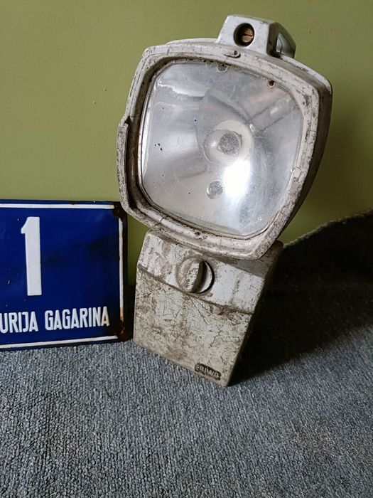 Stara przenośna lampa zabytek,świeci.