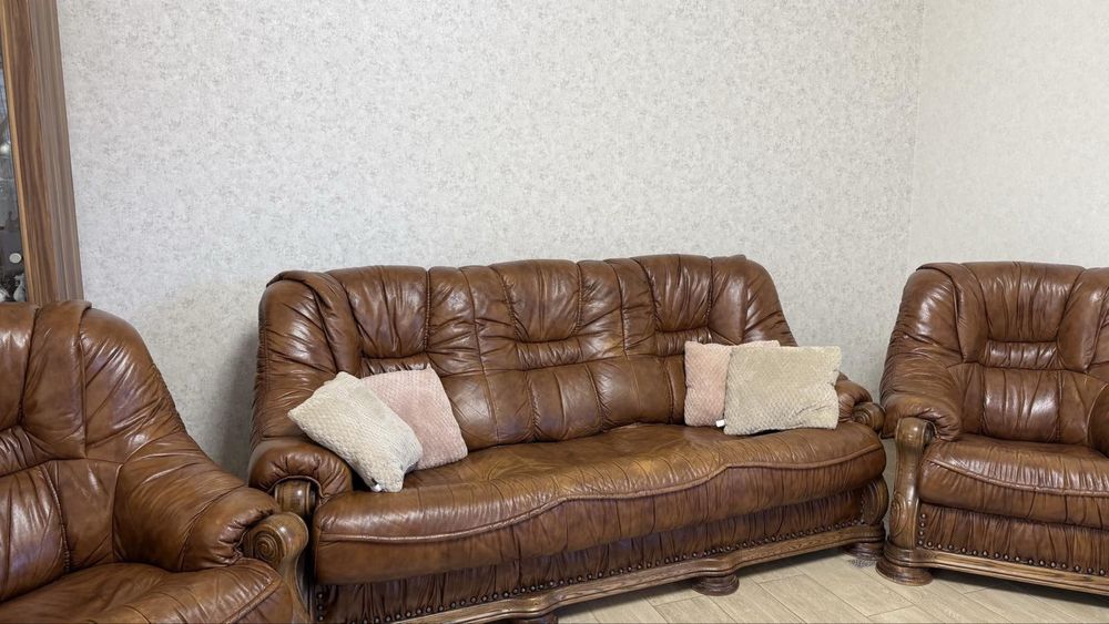 Шкіряний диван та два крісла. Стан задовільний, для офісу/дому. торг