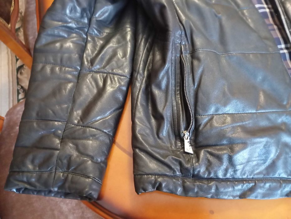 Натураьний шкіряний пуховик з капюшоном.Знижено ціну.3100 грн.