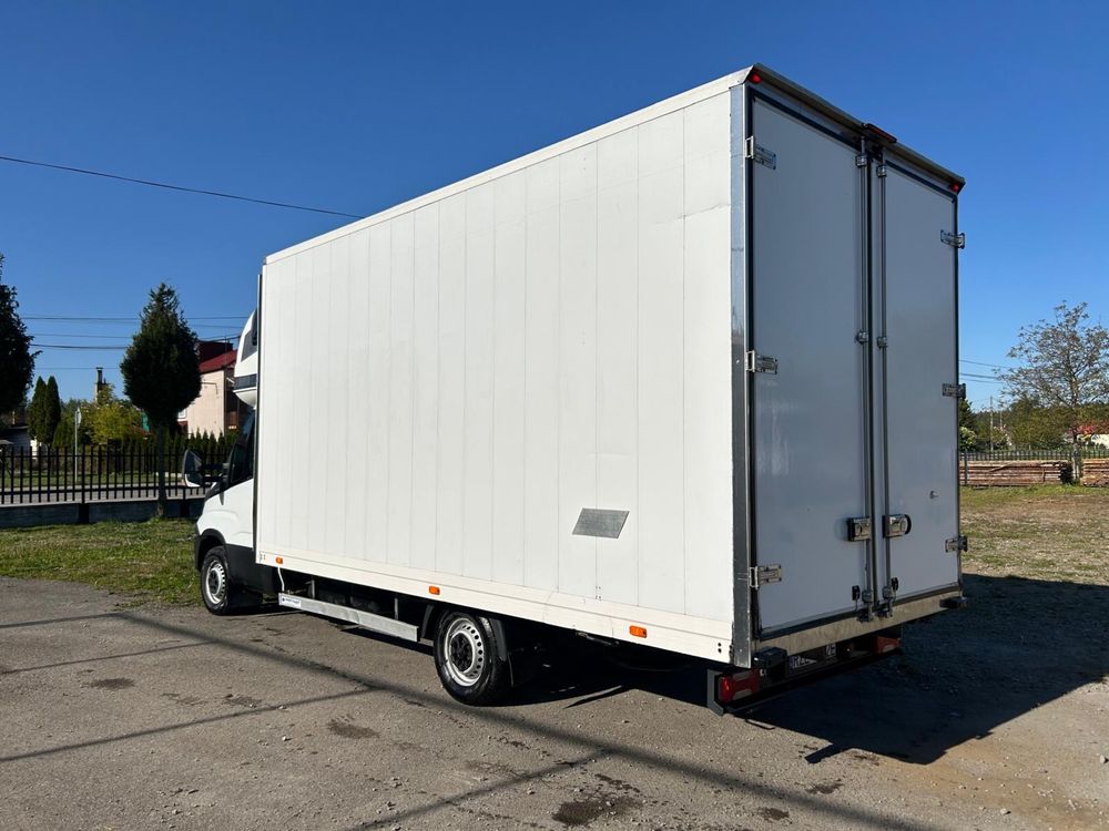 Iveco Daily 3517 na poduszkach, kontener meblowy