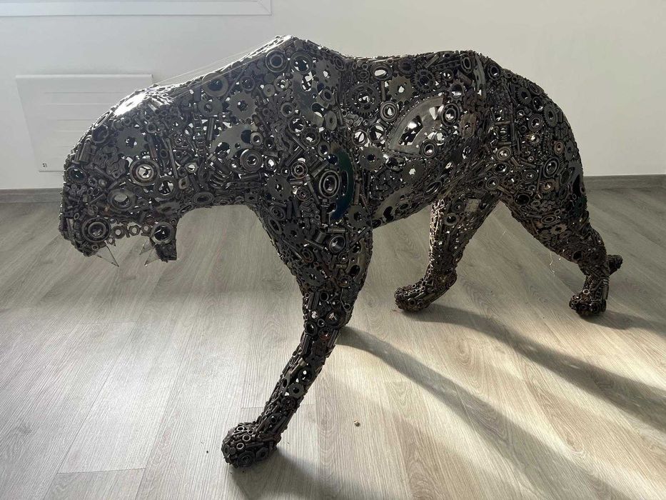 Pantera em metal reciclado