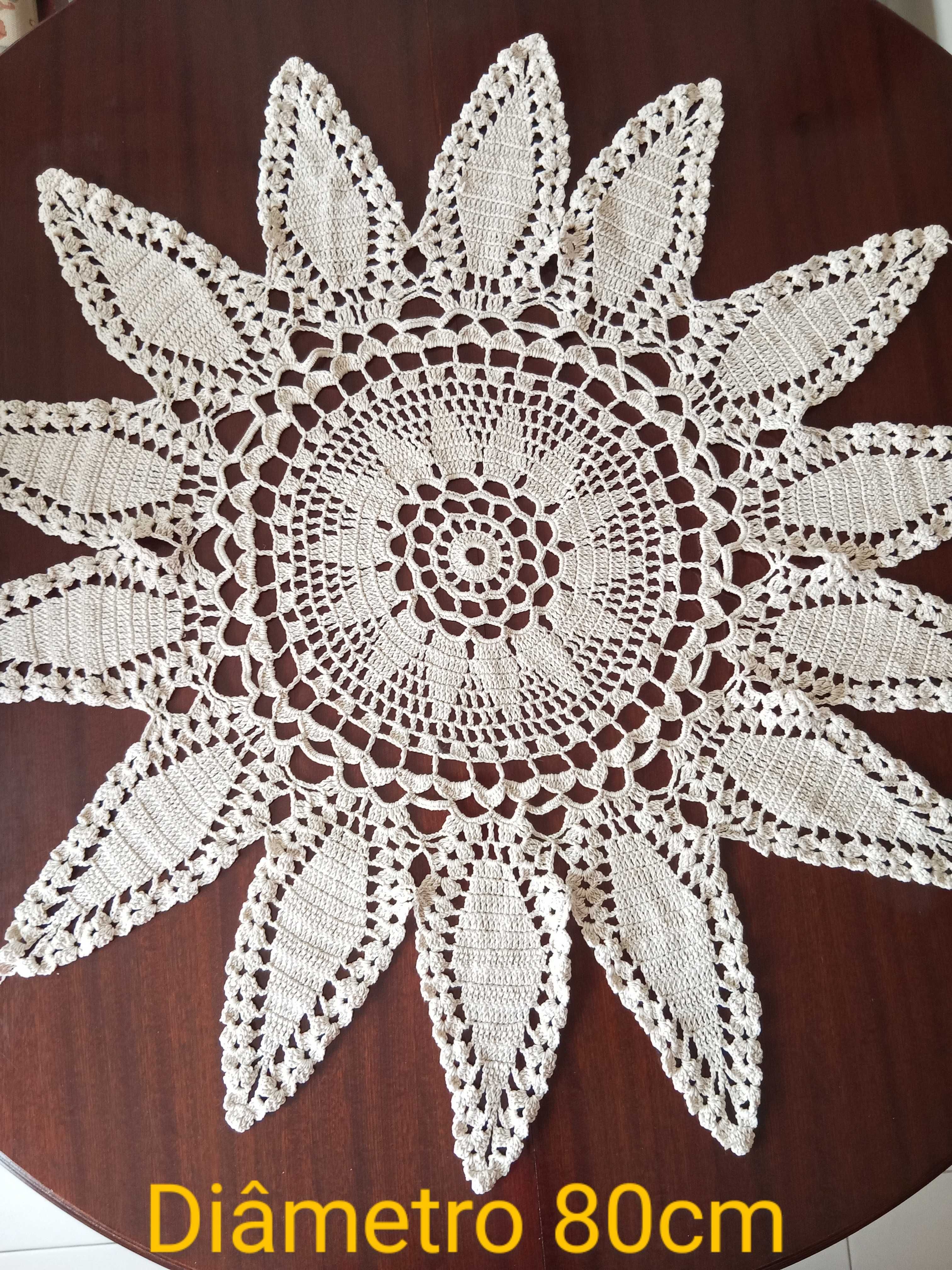 Centro de mesa crochê branco/creme 80cm diâmetro
