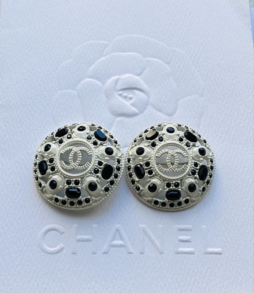 Chanel Логотипы в виде броши