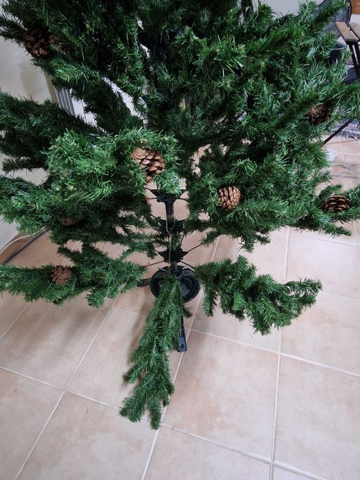 Árvore De Natal Royal Majestic Verde Com Pinhas (180 a 210cm)