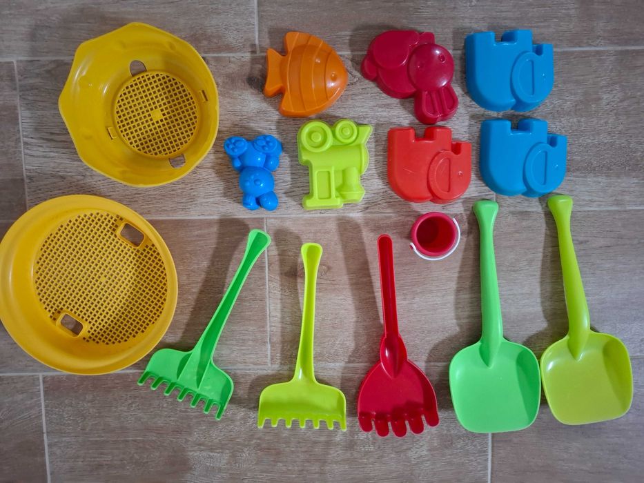 Lote brinquedos de praia: balde, pás, ancinhos, peneiras, moldes