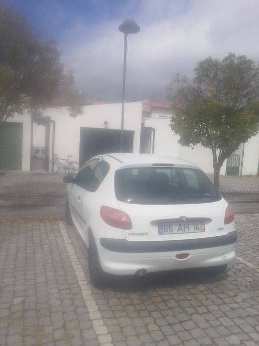 Vendo Peugeot 2006 diesel carro andar bem,vendo por estar parado,,,