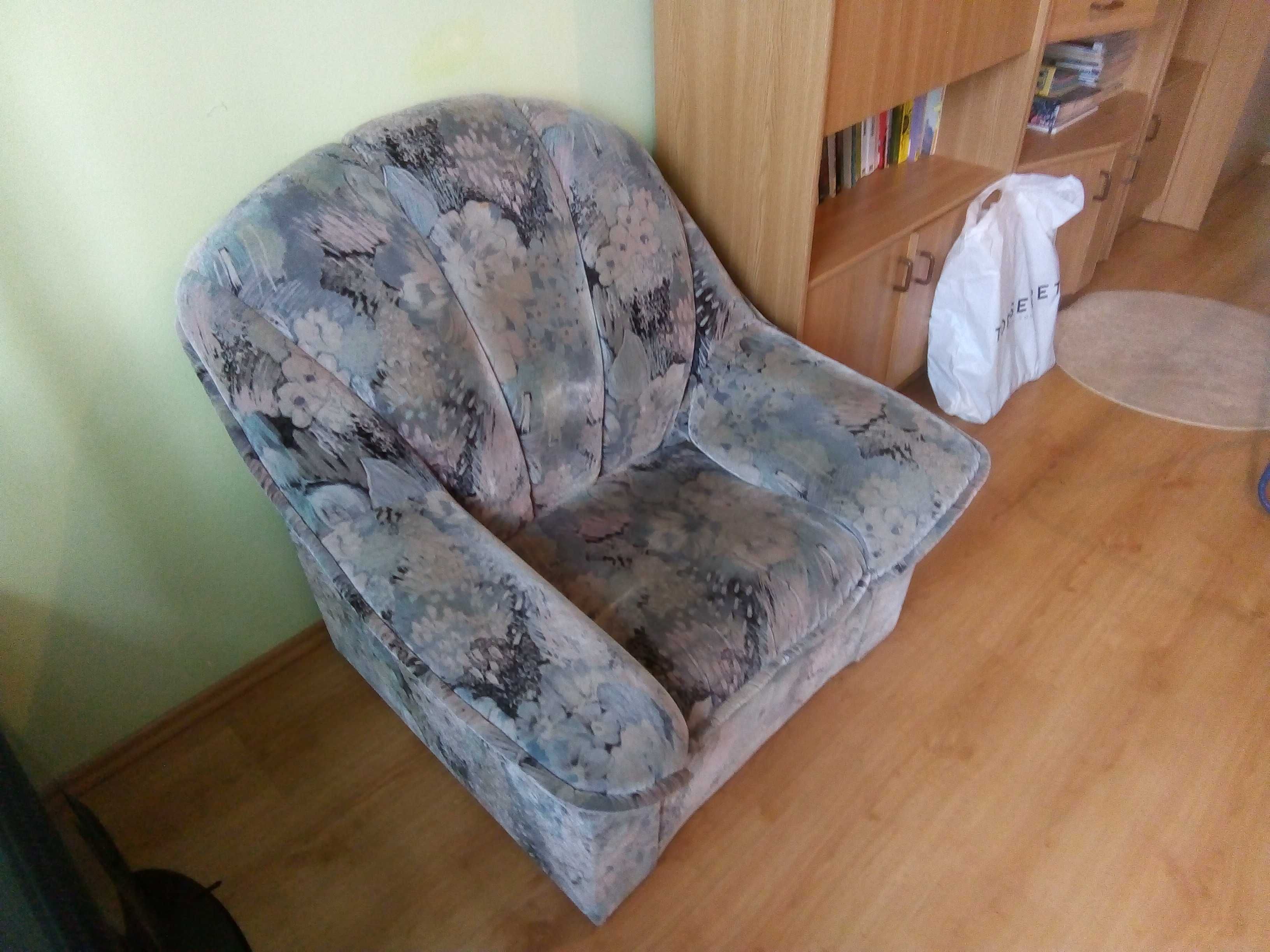 sofa rozkładana, fotel, pufy