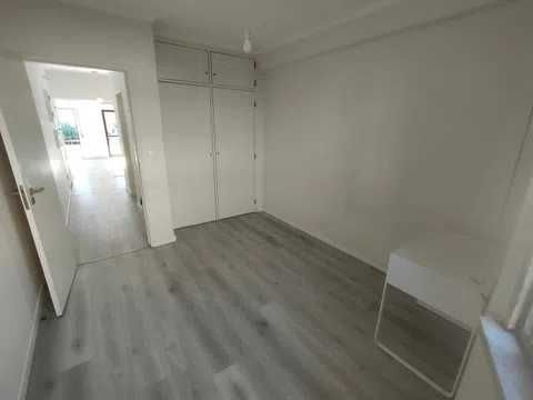 Arrendo apartamento T2 renovado com varanda e eletrodomésticos