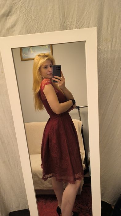 Elegancka bordowa sukienka Miusol – rozmiar M