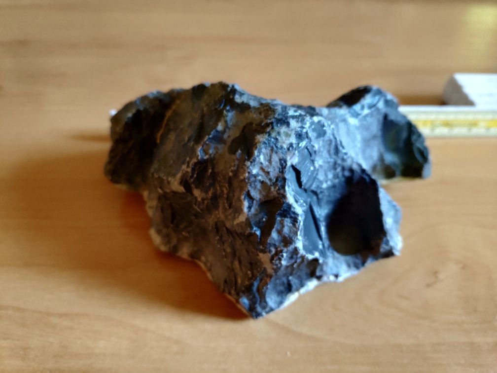 Czarna skałka, kamień, ozdoba do akwarium