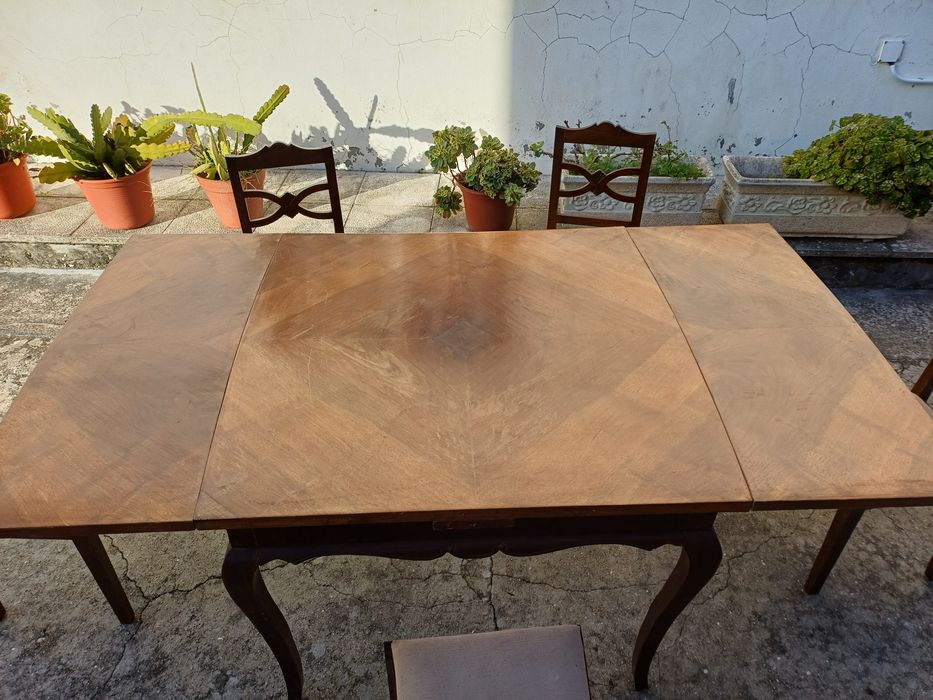 mesa e cadeiras bege