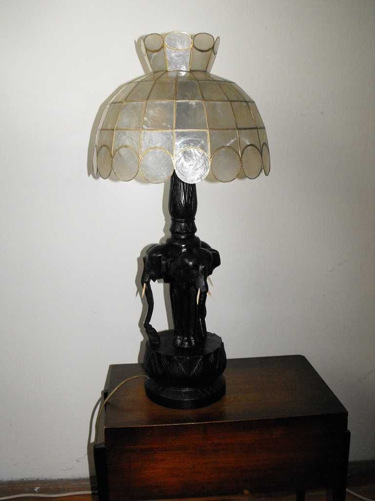 Drewniana, rzeźbiona lampa - witraż z masy perłowej