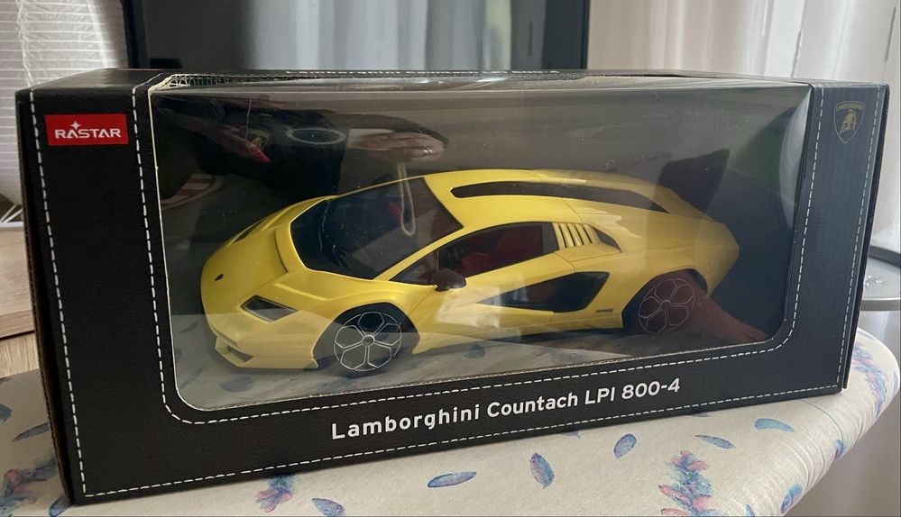 Lamborghini Countach LPI 800-4  auto w skali 1:16