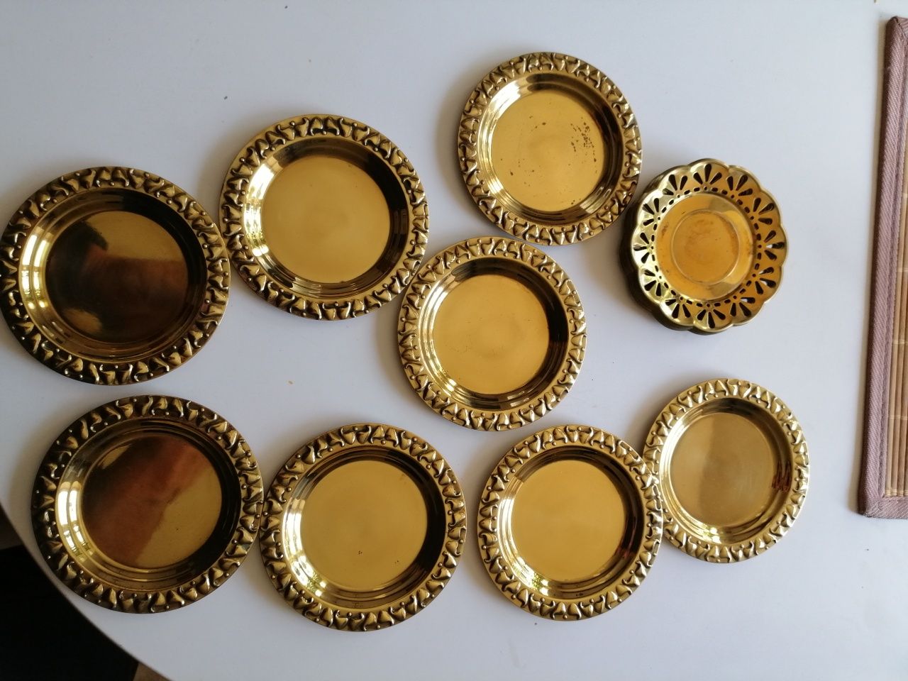 Złote metalowe podstawki pod szklanki PRL lata 1970 duże i małe