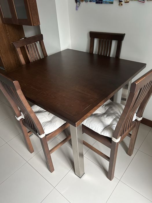 Conjunto de mesa quadrada e 4 cadeiras ee madeira macica